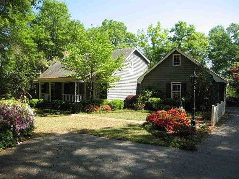 Front of home with porch view