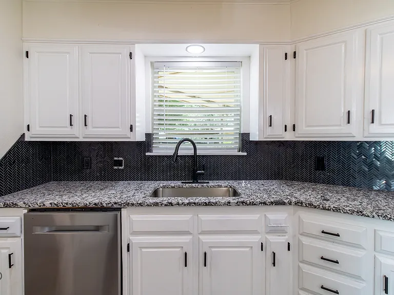 1214 Sycamore Dr — Photo 10