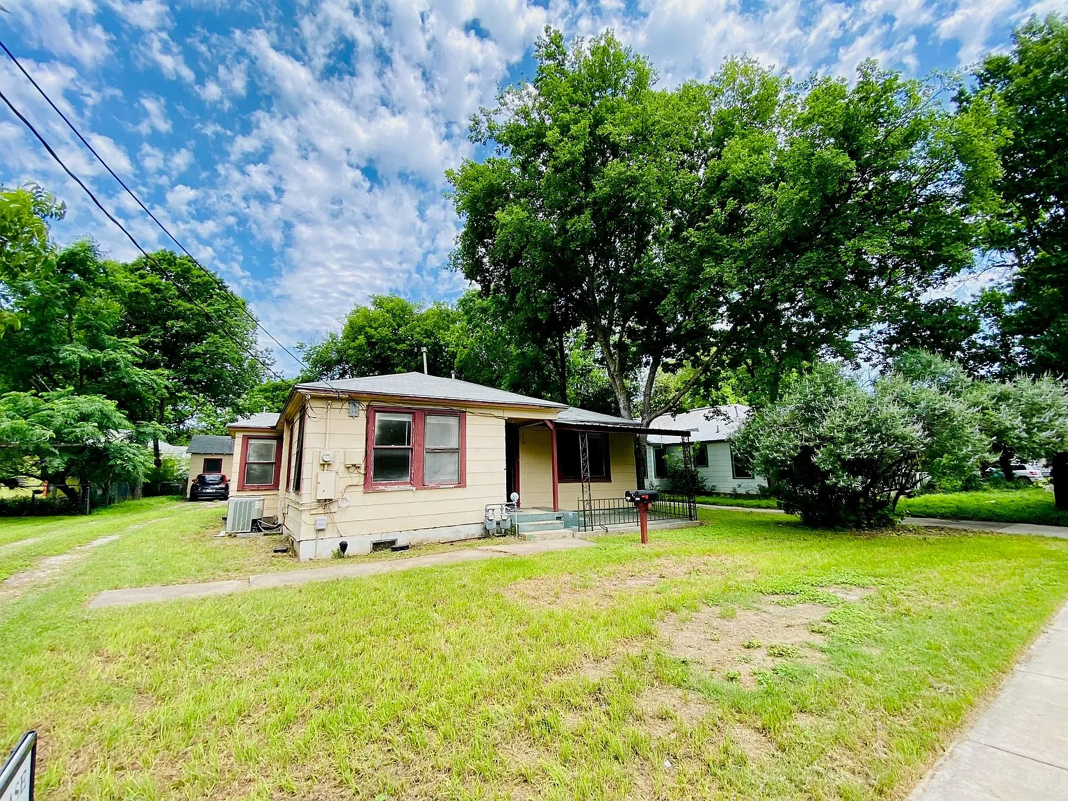 3 bed, 1.0 bath, 1118 sqft, $1,990 — Photo 2