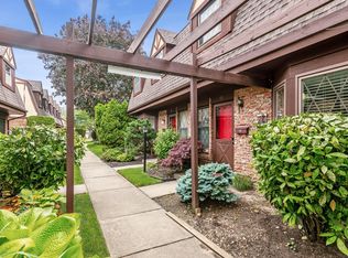 15 Woodcreek Ct, Deer Park, NY 11729
