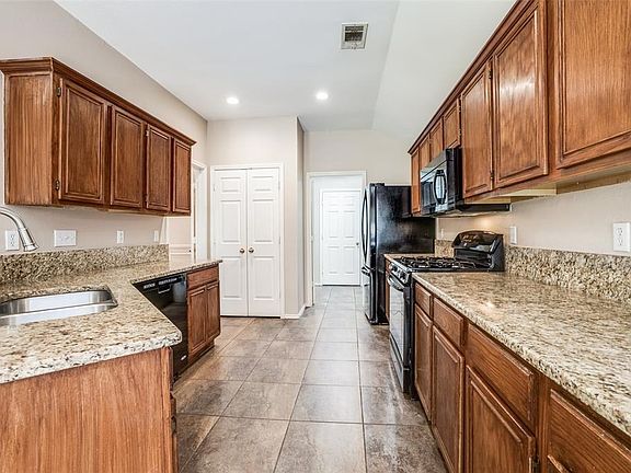 3rd image of 709 Saddleback Ln