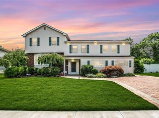 15 Poppy Dr, Massapequa Park, NY 11762