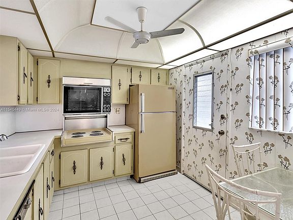 5th image of 3750 NE 170th St APT 203