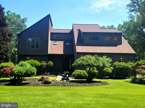 84 Skoures Ln, Newtown, PA 18940