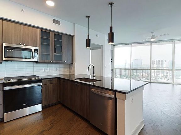 2nd image of 1125 Sabine St #1604