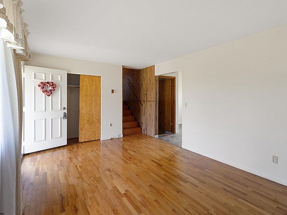 4th image of 115 Stadium Dr