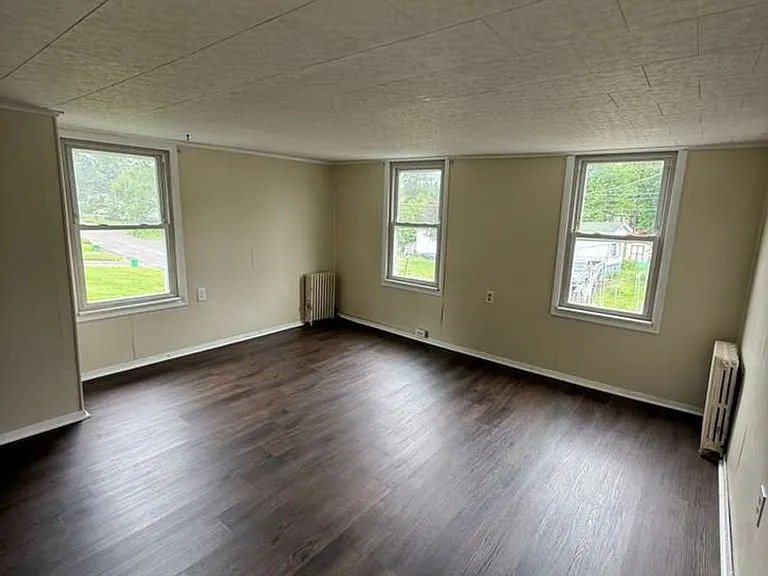 383-385 Carver St — Photo 14