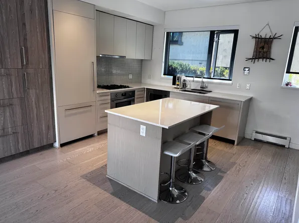 589 King Edward Ave W #2, Vancouver, BC V5Z 2C3