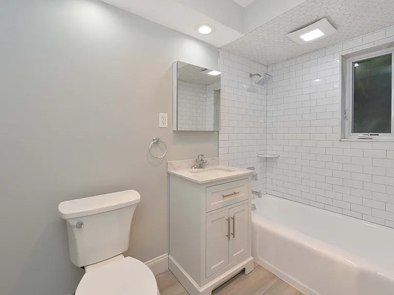 Cameron Apartments — Photo 8