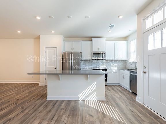 4th image of 1556 Cedar Tree Dr