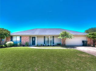402 Elmwood St, Bossier City, LA 71111