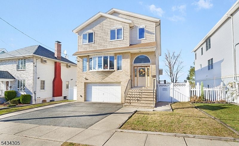 1st image of 17 Pleasant Pl