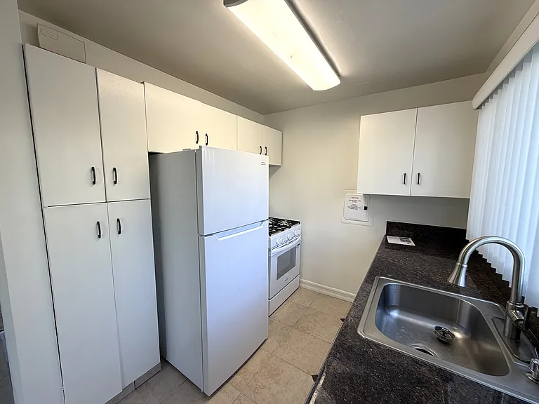 305 California Blvd — Photo 11