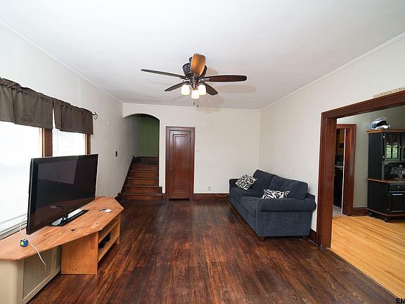 4th image of 30 Holmes Ct