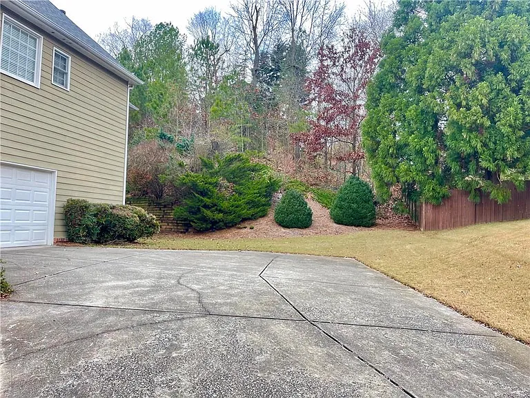 555 Vinings Springs Dr SE — Photo 4