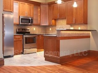 206 E 4th St #202, Waterloo, IA 50703