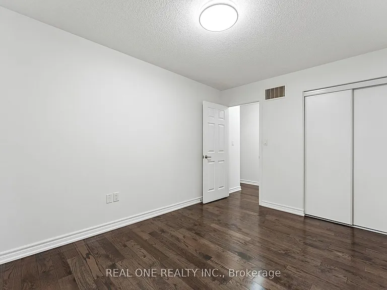 30 Henneberry Ln — Photo 31