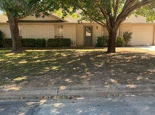 728 Oak Park Dr, Azle, TX 76020