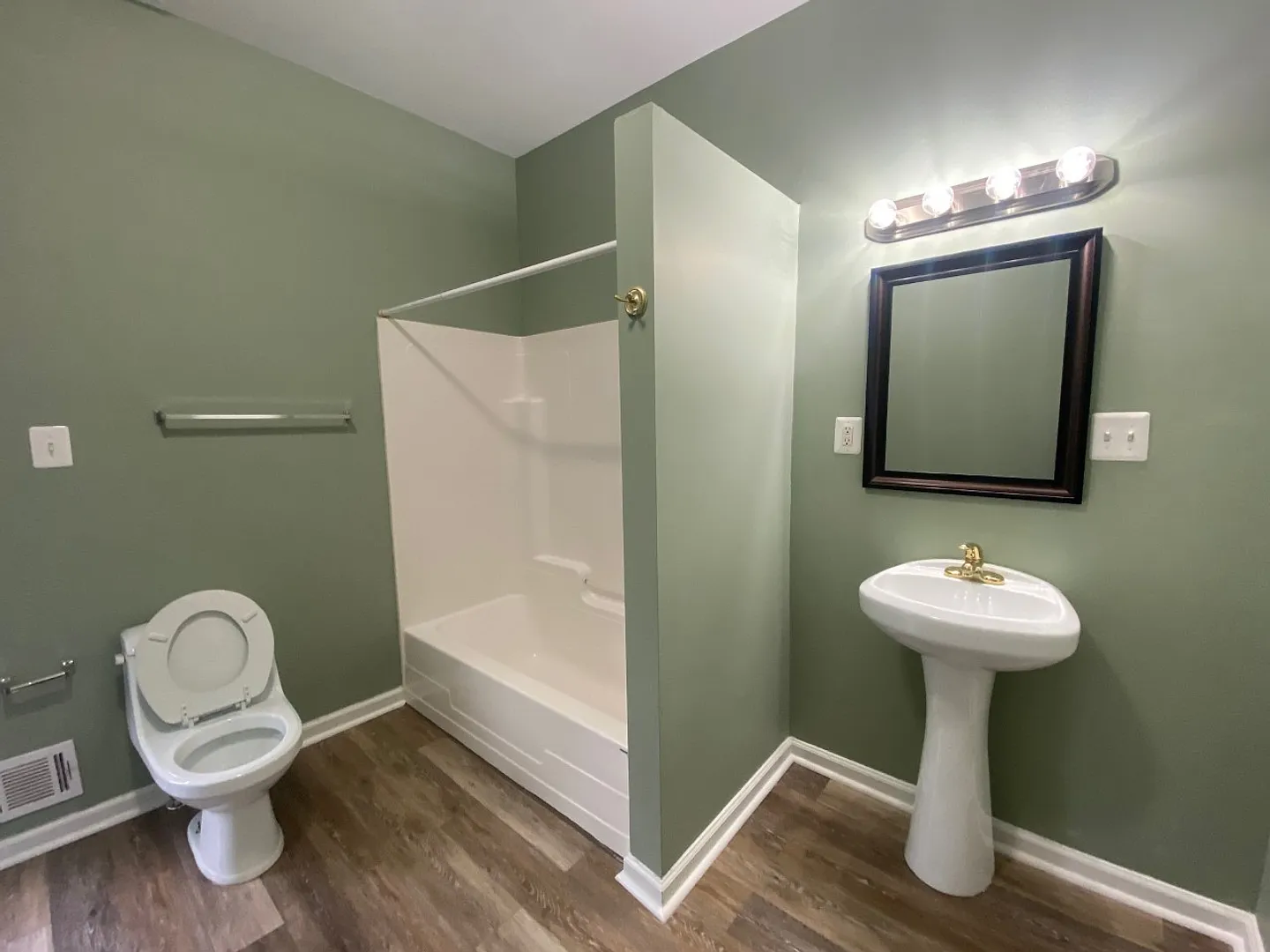 Dundalk - 3 bedrooms and 2.5 baths Available! — Photo 3