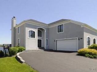 770 Peninsula Dr, Wauconda, IL 60084