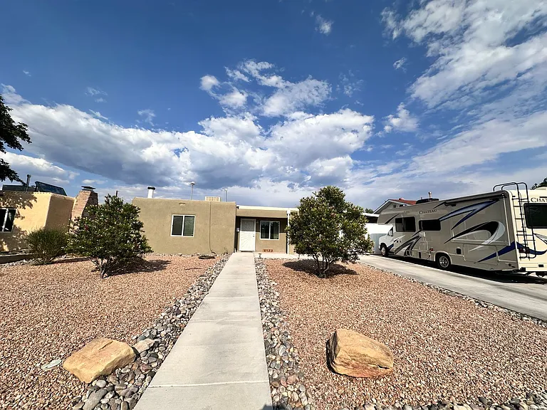 2120 La Veta Dr NE — Photo 2