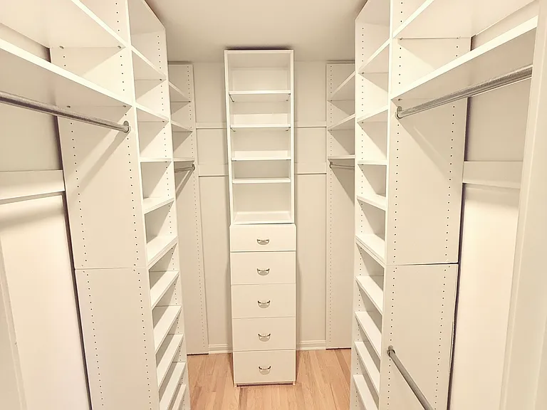 Main floor master walk-in