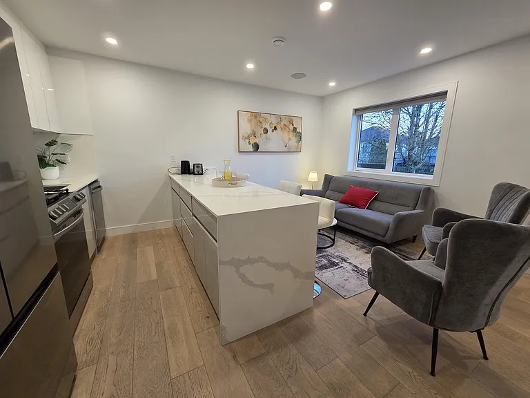 2881 Georgia St E — Photo 2