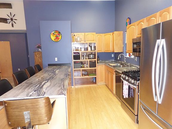 5th image of 985 Pickering Dr
