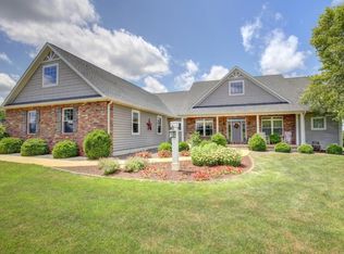 8 Prairie Wood Dr, Monticello, IL 61856