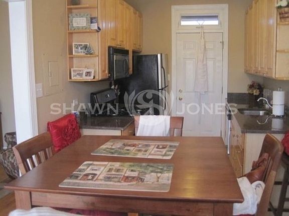 3rd image of 611 1/2 W Arlington Pl APT 2N