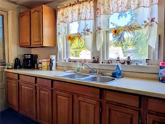 8th image of 308 Mount Zoar St