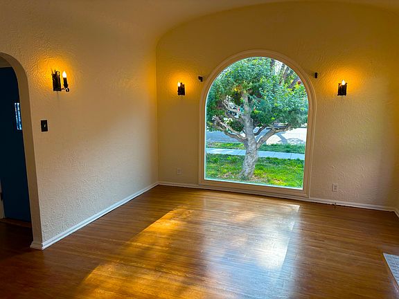 5th image of 3022 Farmdale Ave