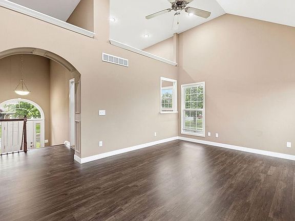 5th image of 502 Alexandria Ct