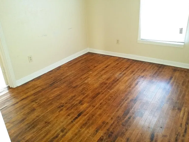 907 E Avenue G — Photo 9
