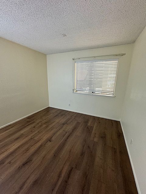 1st image of 407 Oak Ct