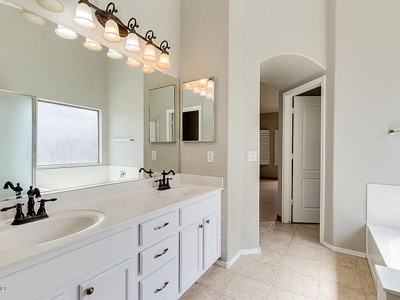 5th image of 1613 E Wildhorse Pl