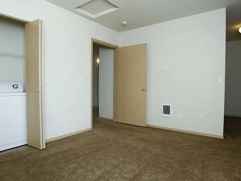 Bedroom/Laundry Bedroom/Laundry