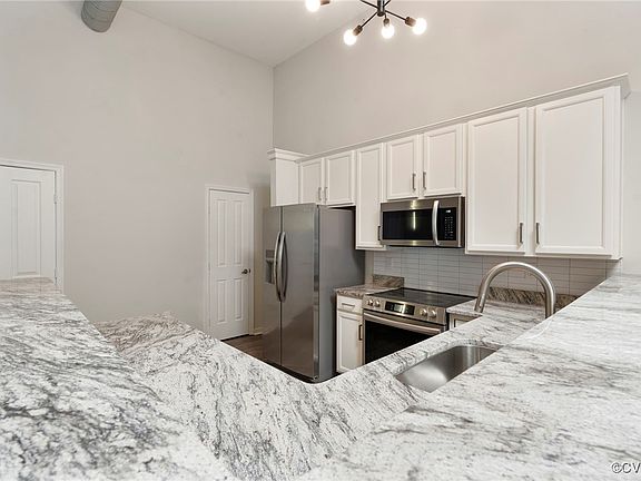 3rd image of 1716 Summit Ave Unit 15