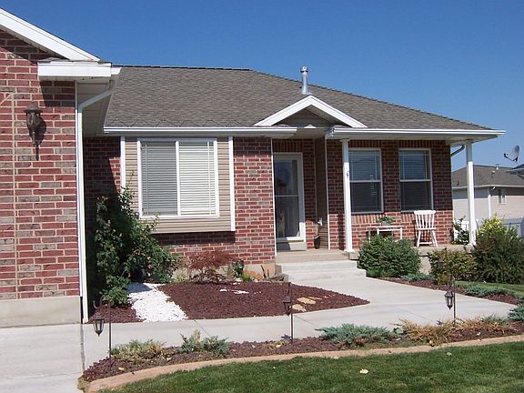 porch/walkway with lighting