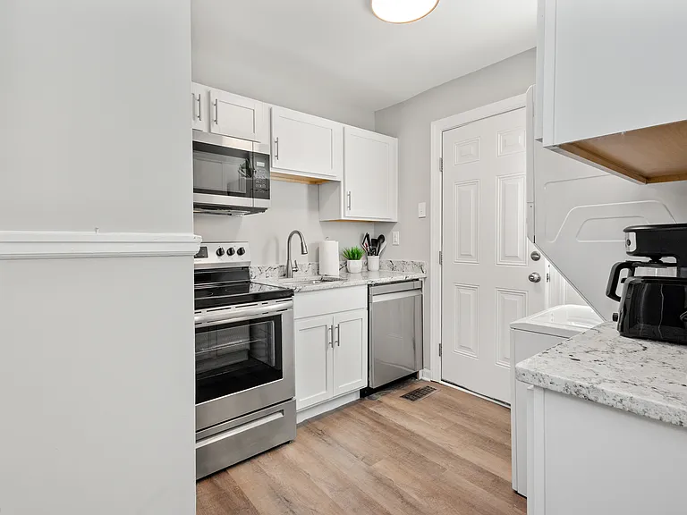 6525 W Grace St — Photo 32
