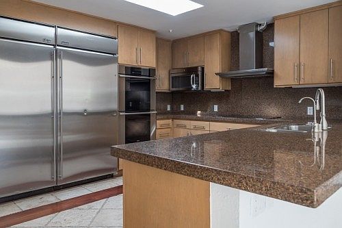 3rd image of 801 Country Club Ln