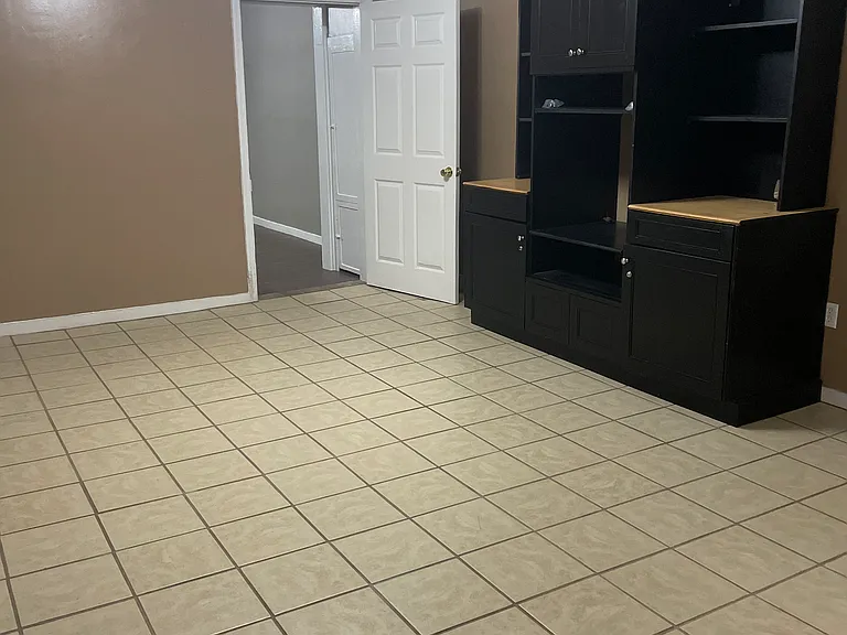 87 E College St — Photo 13