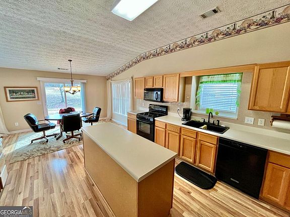 3rd image of 19 Meadow Crest Ct