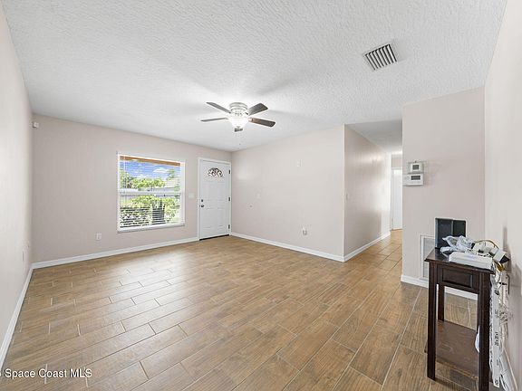 5th image of 502 Black Horse St SE