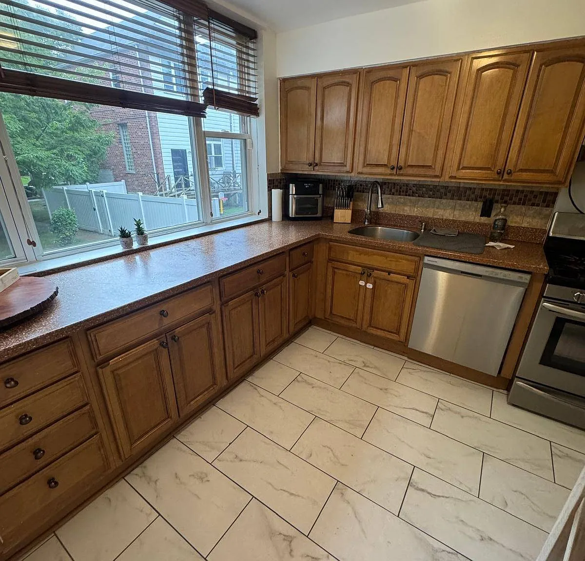 3 bed, 1.5 bath, 2465 sqft, $4,100 — Photo 1