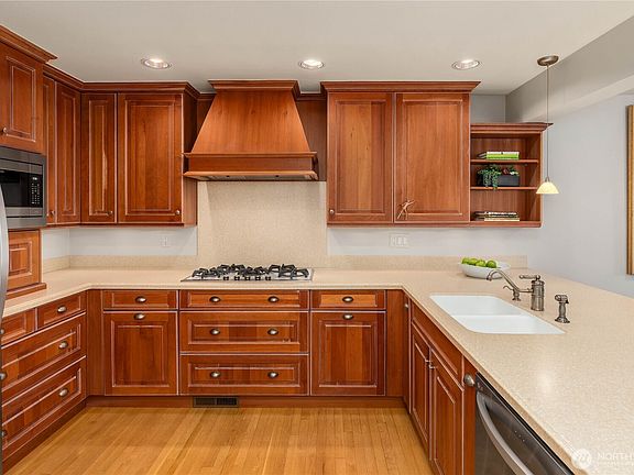 3rd image of 1708 Bellevue Way NE