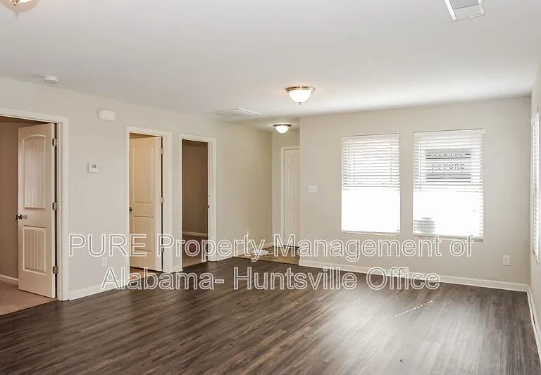 135 Wethersfield Dr — Photo 4
