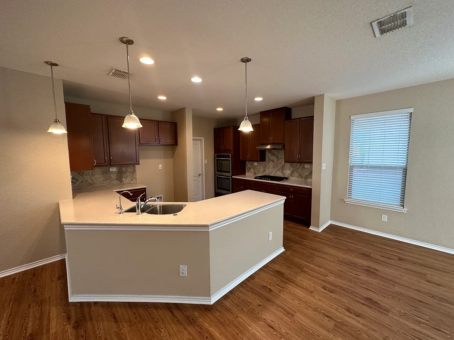 3 bed, 1676 sqft, $1,995 — Photo 3