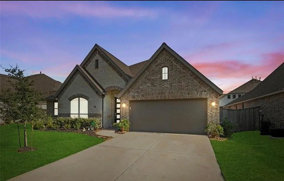 4 bed, 3.0 bath, 2586 sqft, $2,699 — Photo 2