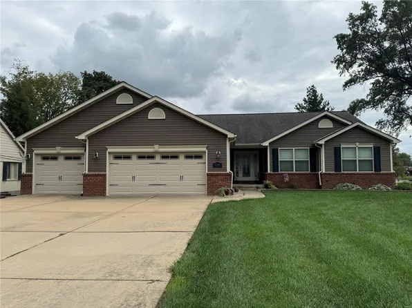 418 Sycamore Dr, Waterloo, IL 62298